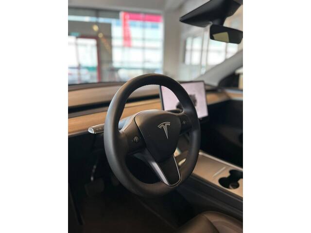 Tesla Model Y RWD 58 kWh Nederlandse auto | Panoramadak | Afneembare trekhaak | Stoelverwarming | Achteruitrijcamera | Parkeersensoren rondom | Lederen bekleding