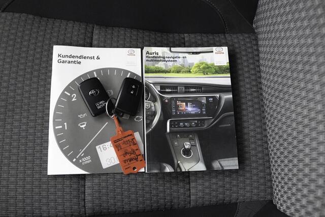Toyota AURIS 1.8 Hybrid Dynamic Ultimate | Stoelverwarming | Trekhaak | Cruise control | Keyless |