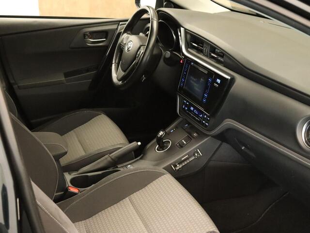 Toyota AURIS 1.8 Hybrid Dynamic - ORIGINEEL NEDERLANDSE AUTO - ACHTERRUITRIJCAMERA - CRUISE CONTROL - EXTRA GETINT GLAS - KEYLESS ENTRY - LICHTMETALEN VELGEN 16" INCH - NAVIGATIESYSTEEM FULL-MAP