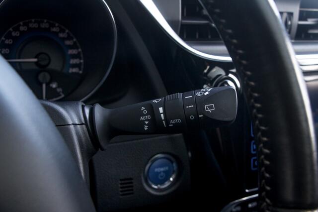 Toyota AURIS 1.8 Hybrid Executive | Panodak | Trekhaak
