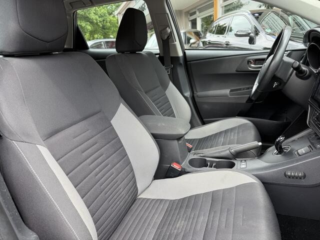 Toyota AURIS Touring Sports 1.8 Hybrid Active Aut. Met lichte bumper-schade.
