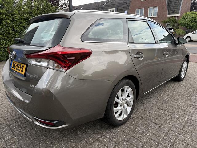 Toyota AURIS Touring Sports 1.8 Hybrid Active Aut. Met lichte bumper-schade.