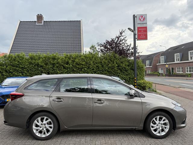 Toyota AURIS Touring Sports 1.8 Hybrid Active Aut. Met lichte bumper-schade.