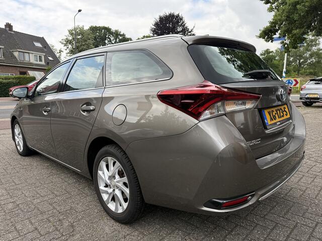 Toyota AURIS Touring Sports 1.8 Hybrid Active Aut. Met lichte bumper-schade.
