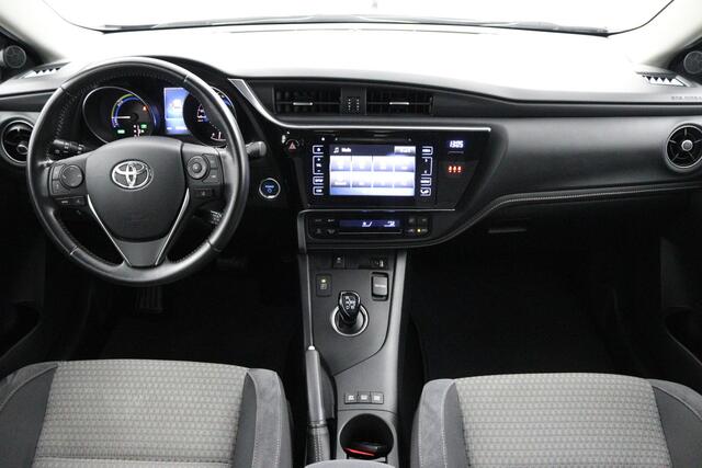 Toyota AURIS 1.8 Hybrid Dynamic Go | Parkeercamera | Climate control | Cruise control |
