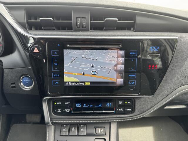 Toyota AURIS Touring Sports 1.8 Hybrid Executive / Navigatie /stoelverwarming / Climate Control / Achteruitrijcamera / Cruise Control / Trekhaak / zomer + Winterbanden