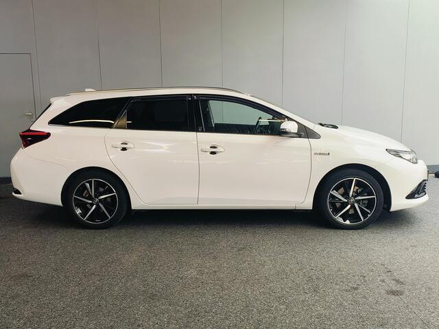 Toyota AURIS Touring Sports 1.8 Hybrid Dynamic Ultimate Rijklaar + 12 maanden Bovag-garantie Henk Jongen Auto's in Helmond, al 50 jaar service zoals 't hoort!