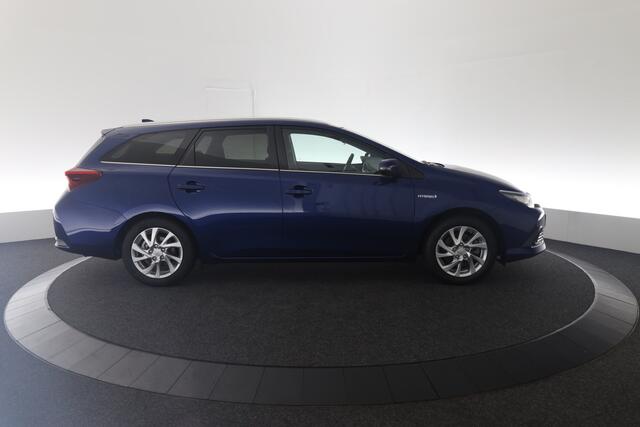 Toyota AURIS 1.8 Hybrid Trend | Pano