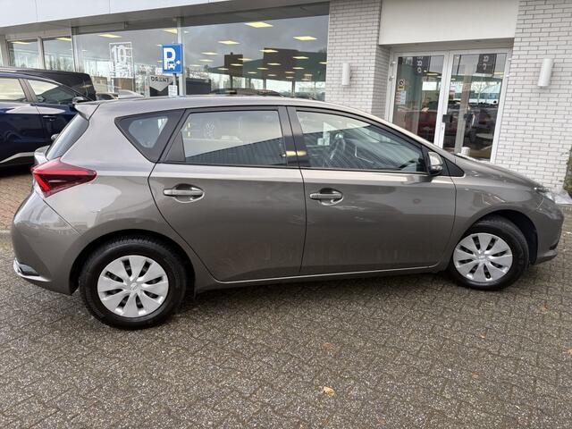 Toyota AURIS 1.3 Now | Trekaak | Bluetooth | Climate control |