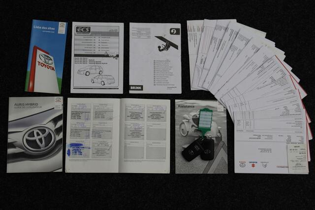 Toyota AURIS 1.8 Hybrid Aspiration 2016 | Dealer Onderhouden Trekhaak | Navigatie | DAB Radio | Cruise Control | Lane Assist | Stuurwiel Bediening | Climate Control | Boekjes | 2 Sleutels