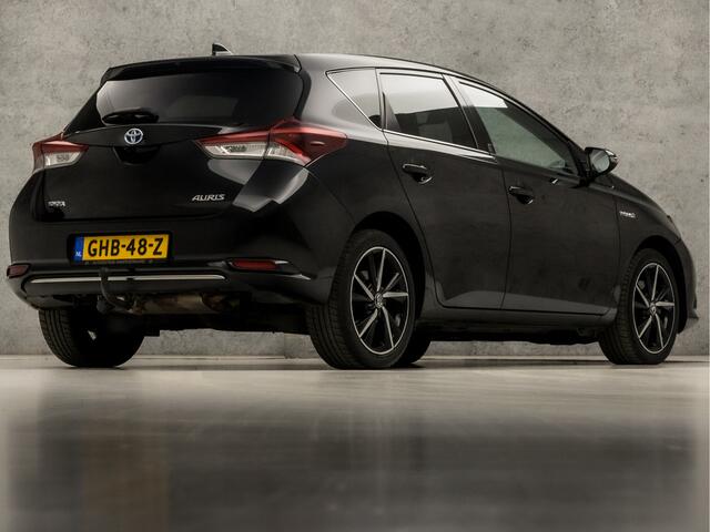 Toyota AURIS 1.8 Hybrid Sport Automaat (NAVIGATIE, CLIMATE, CAMERA, STOELVERWARMING, GETINT GLAS, SPORTSTOELEN, CRUISE, KEYLESS, TREKHAAK, NIEUWSTAAT)