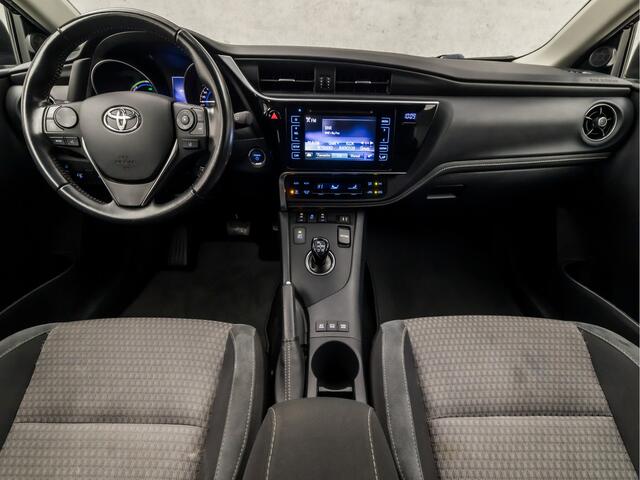 Toyota AURIS 1.8 Hybrid Sport Automaat (NAVIGATIE, CLIMATE, CAMERA, STOELVERWARMING, GETINT GLAS, SPORTSTOELEN, CRUISE, KEYLESS, TREKHAAK, NIEUWSTAAT)