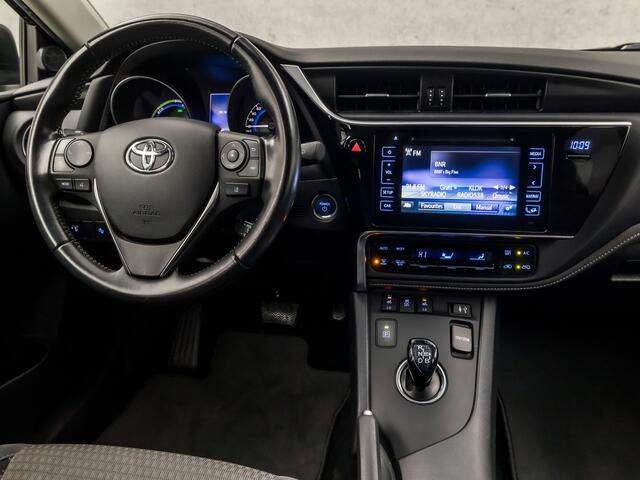 Toyota AURIS 1.8 Hybrid Sport Automaat (NAVIGATIE, CLIMATE, CAMERA, STOELVERWARMING, GETINT GLAS, SPORTSTOELEN, CRUISE, KEYLESS, TREKHAAK, NIEUWSTAAT)