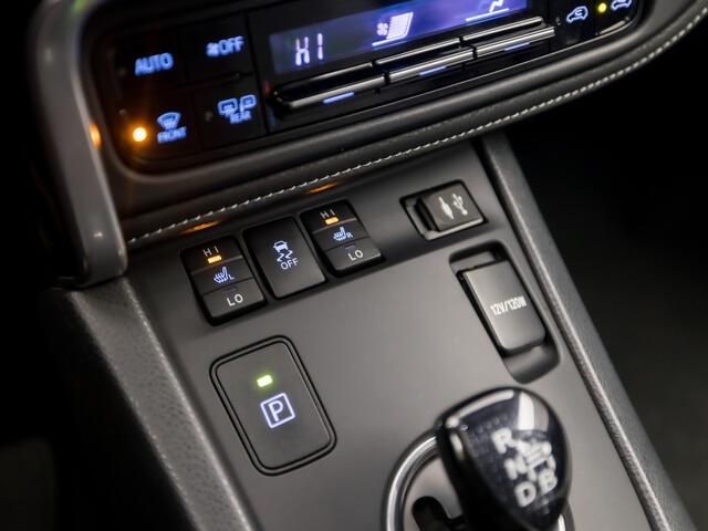 Toyota AURIS 1.8 Hybrid Sport Automaat (NAVIGATIE, CLIMATE, CAMERA, STOELVERWARMING, GETINT GLAS, SPORTSTOELEN, CRUISE, KEYLESS, TREKHAAK, NIEUWSTAAT)