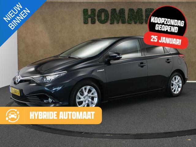Toyota AURIS 1.8 Hybrid Dynamic - ORIGINEEL NEDERLANDSE AUTO - 13 POLIGE VASTE TREKHAAK - TREKGEWICHT 385 KG - NAVIGATIE - VOLLEDIGE ONDERHOUDSHISTORIE AANWEZIG - CONTINENTAL 4 SEIZOENENBANDEN - LICHT/ REGENSENSOR - DAB AUDIO - AUTO VERKEERT IN EEN FRAAIE STAAT