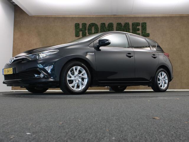 Toyota AURIS 1.8 Hybrid Dynamic - ORIGINEEL NEDERLANDSE AUTO - 13 POLIGE VASTE TREKHAAK - TREKGEWICHT 385 KG - NAVIGATIE - VOLLEDIGE ONDERHOUDSHISTORIE AANWEZIG - CONTINENTAL 4 SEIZOENENBANDEN - LICHT/ REGENSENSOR - DAB AUDIO - AUTO VERKEERT IN EEN FRAAIE STAAT