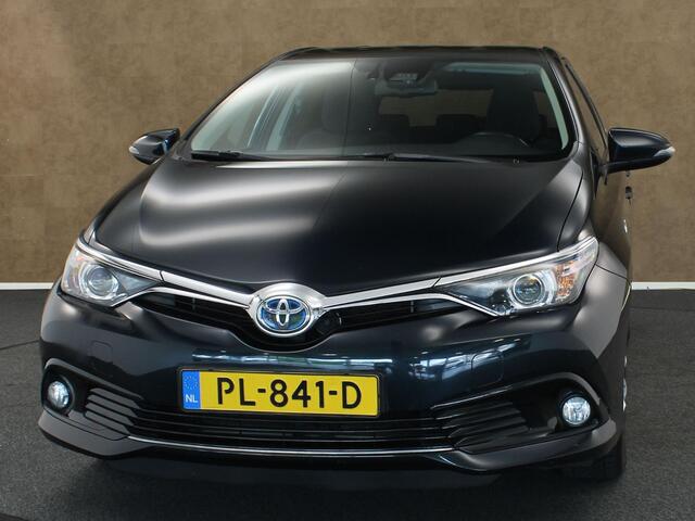 Toyota AURIS 1.8 Hybrid Dynamic - ORIGINEEL NEDERLANDSE AUTO - 13 POLIGE VASTE TREKHAAK - TREKGEWICHT 385 KG - NAVIGATIE - VOLLEDIGE ONDERHOUDSHISTORIE AANWEZIG - CONTINENTAL 4 SEIZOENENBANDEN - LICHT/ REGENSENSOR - DAB AUDIO - AUTO VERKEERT IN EEN FRAAIE STAAT