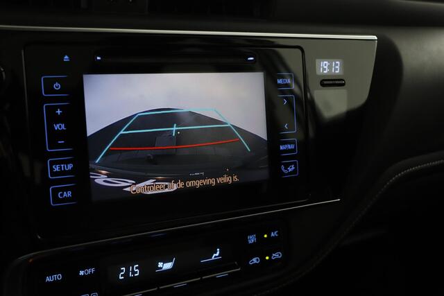 Toyota AURIS 1.8 Hybrid Executive | Trekhaak | Parkeersensoren | Stoelverwarming | Cruise-Control | Panorama Dak |