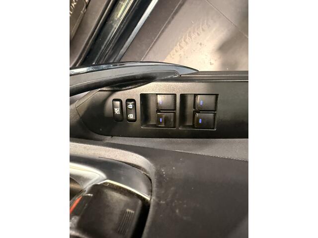 Toyota AURIS Touring Sports 1.8 Hybrid Volcano Edition | Trekhaak | All-Season banden |