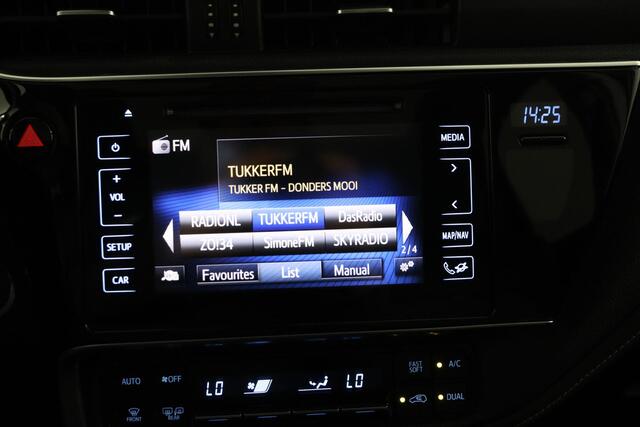 Toyota AURIS Touring Sports 1.8 Hybrid Executive Stoelverwarming | Parkleersensoren | Cruise control |