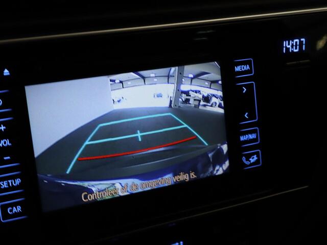Toyota AURIS 1.8 Hybrid Trend - ORIGINEEL NEDERLANDSE AUTO - ACHTERUITRIJCAMERA - AUTOMATISCHE CLIMATE CONTROL - NAVIGATIESYSTEEM FULL MAP - PANORAMADAK - CRUISE CONTROL - RIJSTROOKSENSOR - VERKEERSBORDDETECTIE - GROOTLICHTASSISTENT - DAB ONTVANGER - LICHTMETALEN VELG