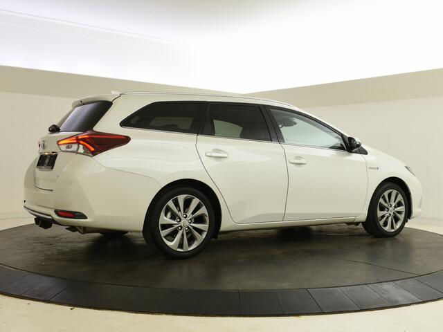 Toyota AURIS Touring Sports 1.8 Hybrid Executive | Trekhaak | PDC | Panoramadak |