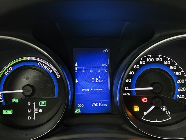 Toyota AURIS Touring Sports 1.8 Hybrid Executive | Panoramadak | Parkeersensoren voor+achter met assistent | Stoelverwarming | Trekhaak | Navigatie | Climate Control |