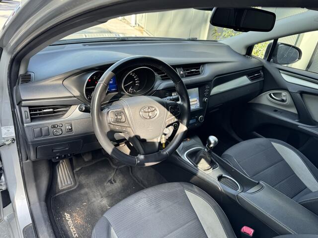 Toyota AVENSIS Touring Sports 1.8 VVT-i 147pk H6 Aspiration Navigatie Climate Control Trekhaak Camera