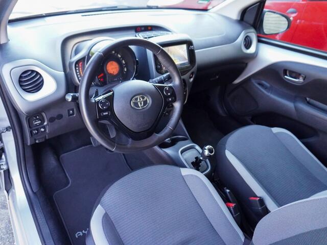 Toyota AYGO 1.0 VVT-i x-play Automaat | Navigatie | Cruise | NAP | Airco