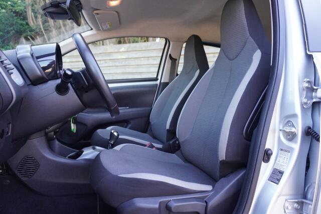 Toyota AYGO 1.0 VVT-i x-play Automaat | Navigatie | Cruise | NAP | Airco