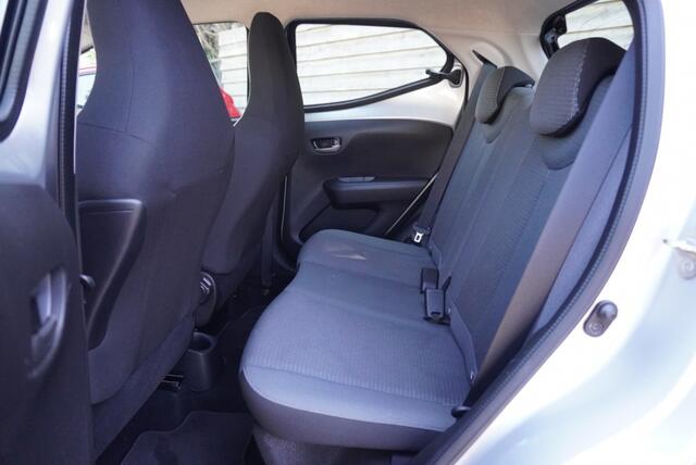 Toyota AYGO 1.0 VVT-i x-play Automaat | Navigatie | Cruise | NAP | Airco