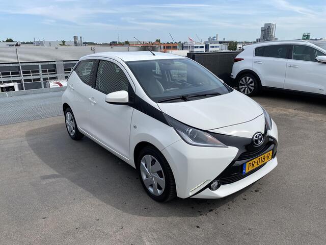 Toyota AYGO 1.0 VVT-i x-play | Airconditioning | Achteruitrij camera | Bluetooth telefoonvoorbereiding | Centrale deurvergrendeling met afstandsbediening |