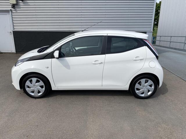 Toyota AYGO 1.0 VVT-i x-play | Airconditioning | Achteruitrij camera | Bluetooth telefoonvoorbereiding | Centrale deurvergrendeling met afstandsbediening |