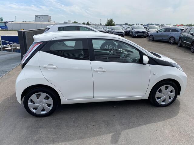 Toyota AYGO 1.0 VVT-i x-play | Airconditioning | Achteruitrij camera | Bluetooth telefoonvoorbereiding | Centrale deurvergrendeling met afstandsbediening |