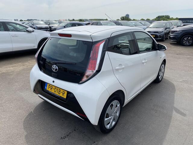 Toyota AYGO 1.0 VVT-i x-play | Airconditioning | Achteruitrij camera | Bluetooth telefoonvoorbereiding | Centrale deurvergrendeling met afstandsbediening |