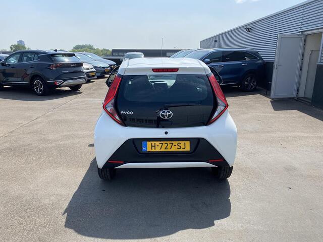 Toyota AYGO 1.0 VVT-i x-fun | Airconditioning | Uitstelbare zijruiten achter | Bluetooth telefoonvoorbereiding | Centrale deurvergrendeling met afstandsbediening |