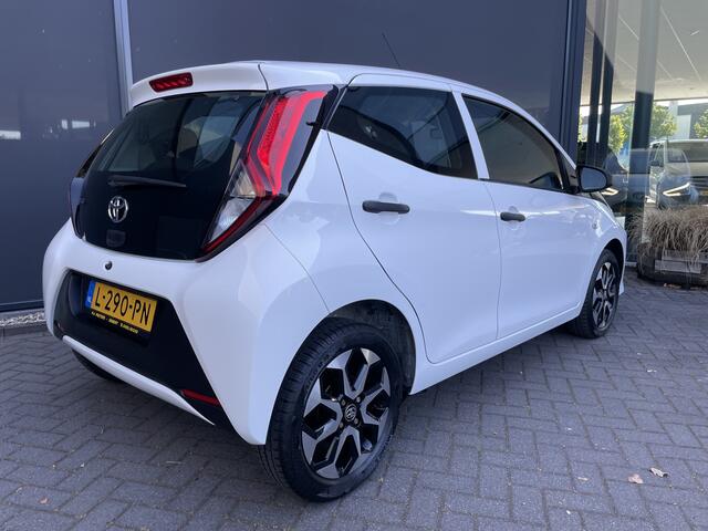 Toyota AYGO 1.0 VVT-i x-fun Airco - Bluetooth - Cruise control - MF stuurwiel - Licht metalen velgen - Centrale deurvergrendeling