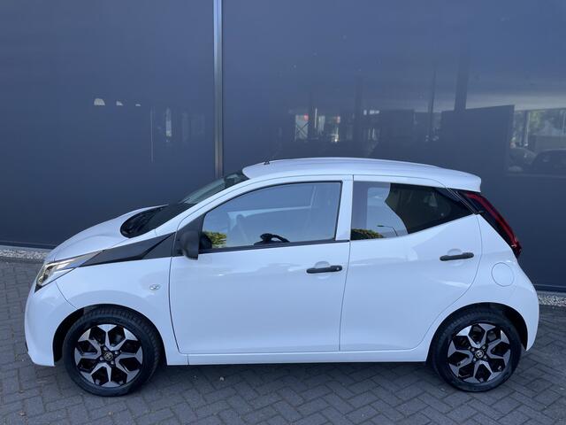 Toyota AYGO 1.0 VVT-i x-fun Airco - Bluetooth - Cruise control - MF stuurwiel - Licht metalen velgen - Centrale deurvergrendeling