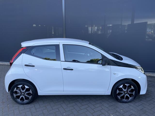 Toyota AYGO 1.0 VVT-i x-fun Airco - Bluetooth - Cruise control - MF stuurwiel - Licht metalen velgen - Centrale deurvergrendeling