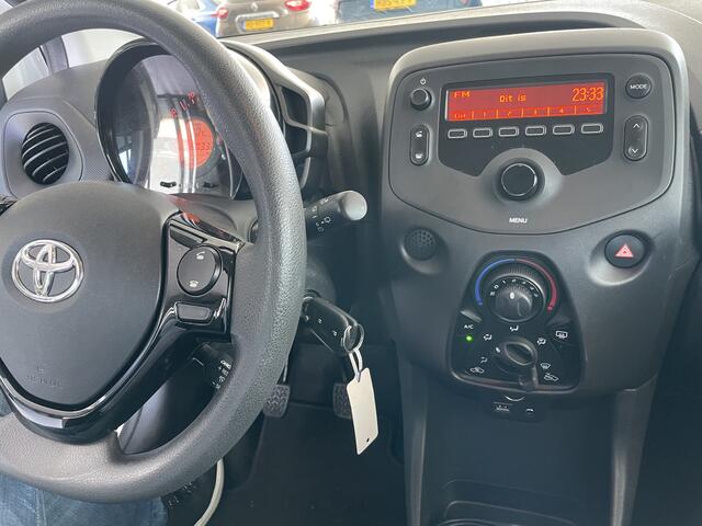 Toyota AYGO 1.0 VVT-i x-fun Airco - Bluetooth - Cruise control - MF stuurwiel - Licht metalen velgen - Centrale deurvergrendeling