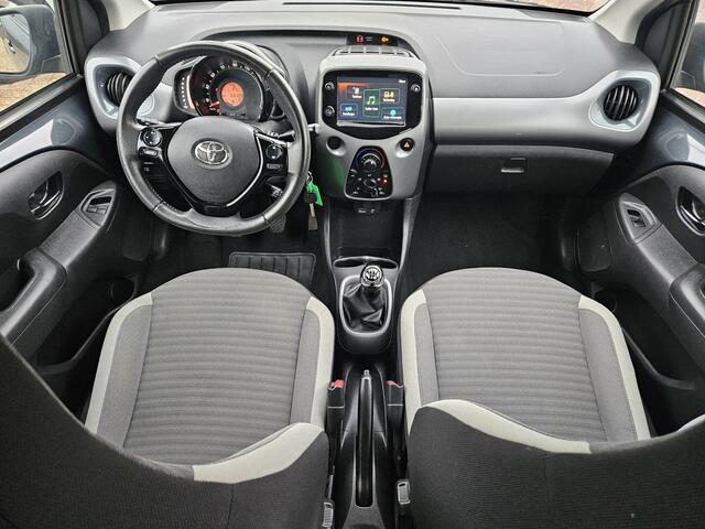 Toyota AYGO 1.0 VVT-i x-play limited AIRCO|CAMERA|USB&AUX|LM-VELGEN|BLUE TOOTH|ELEKTRISCHE PAKKET|LED DAGRIJ VERLICHTING| Deze prachtige verkeerd Volkswagen Volkswagen Golf 1.2 TSI R-Line Edition in zeer mooie staat en rijdt voortreffelijk . Alle documentatie van dez