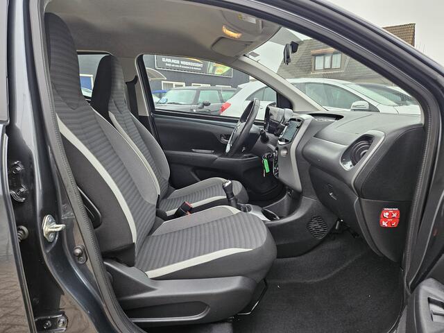 Toyota AYGO 1.0 VVT-i x-play limited AIRCO|CAMERA|USB&AUX|LM-VELGEN|BLUE TOOTH|ELEKTRISCHE PAKKET|LED DAGRIJ VERLICHTING| Deze prachtige verkeerd Volkswagen Volkswagen Golf 1.2 TSI R-Line Edition in zeer mooie staat en rijdt voortreffelijk . Alle documentatie van dez