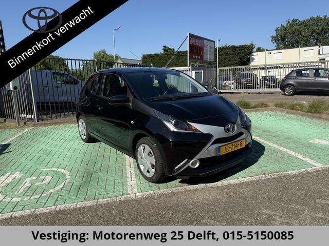 Toyota AYGO 1.0 X-PLAY AUTOMAAT.2e EIG. GARANTIE 2026 100% ONDERHOUDEN. AIRCO . CAMERA . BLUETOOTH.