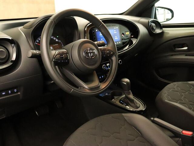Toyota AYGO X 1.0 VVT-i S-CVT Envy - NAVIGATIE - PARKEERSENSOREN VOOR EN ACHTER - STOELVERWARMING - DRAADLOZE TELEFOONLADER - KEYLESS ENTRY & START - APPLE CARPLAY/ANDROID AUTO