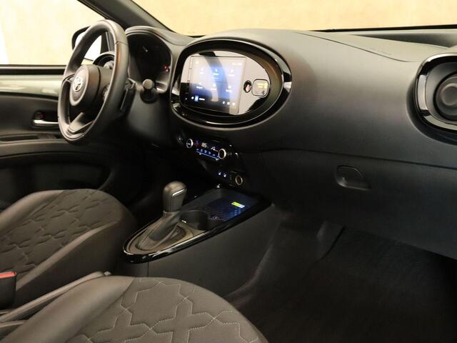 Toyota AYGO X 1.0 VVT-i S-CVT Envy - NAVIGATIE - PARKEERSENSOREN VOOR EN ACHTER - STOELVERWARMING - DRAADLOZE TELEFOONLADER - KEYLESS ENTRY & START - APPLE CARPLAY/ANDROID AUTO