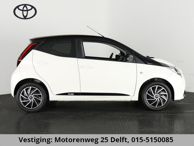 Toyota AYGO 1.0 VVT-i X-PLAY AUTOMAAT BI-TONE AIRCO. CAMERA. GARANTIE TOT 4-2029 !!