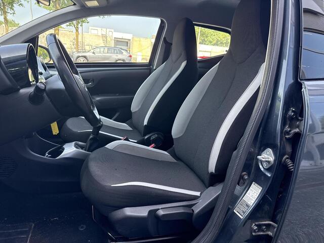 Toyota AYGO 1.0 VVT-i x-play **AIRCO/ BEGRENZER/ PARKEERCAMERA/ GARANTIE**