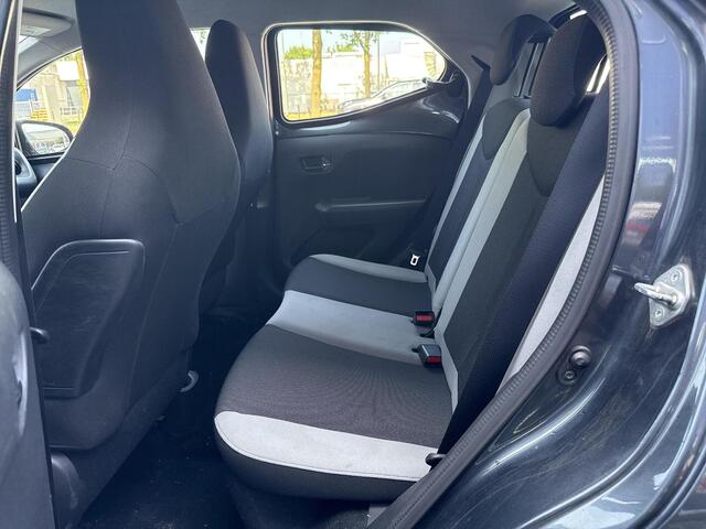 Toyota AYGO 1.0 VVT-i x-play **AIRCO/ BEGRENZER/ PARKEERCAMERA/ GARANTIE**
