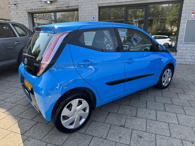 Toyota AYGO 1.0 VVT-i x-play 5Drs Camera NAP