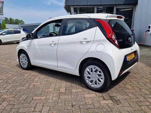 Toyota AYGO 1.0 VVT-i x-play Met Navigatie Bluetooth en camera